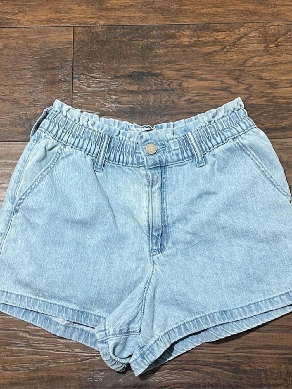 Hollister Ultra High Rise Mom Jean Shorts Light Wash